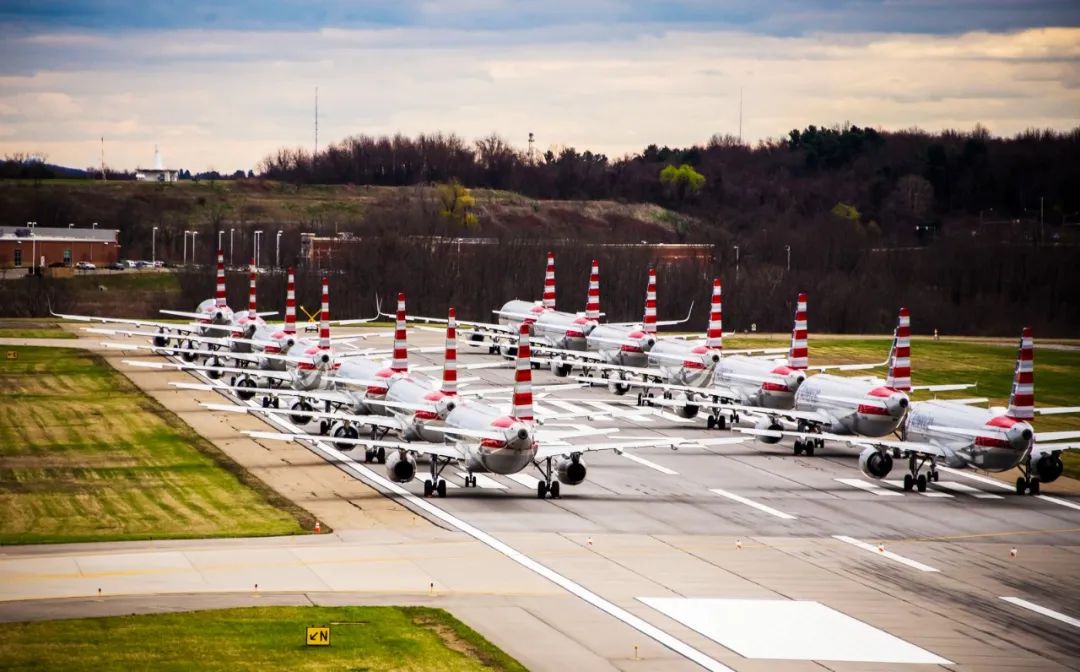 全球全面停飞，各地飞机场变“飞机展览馆”